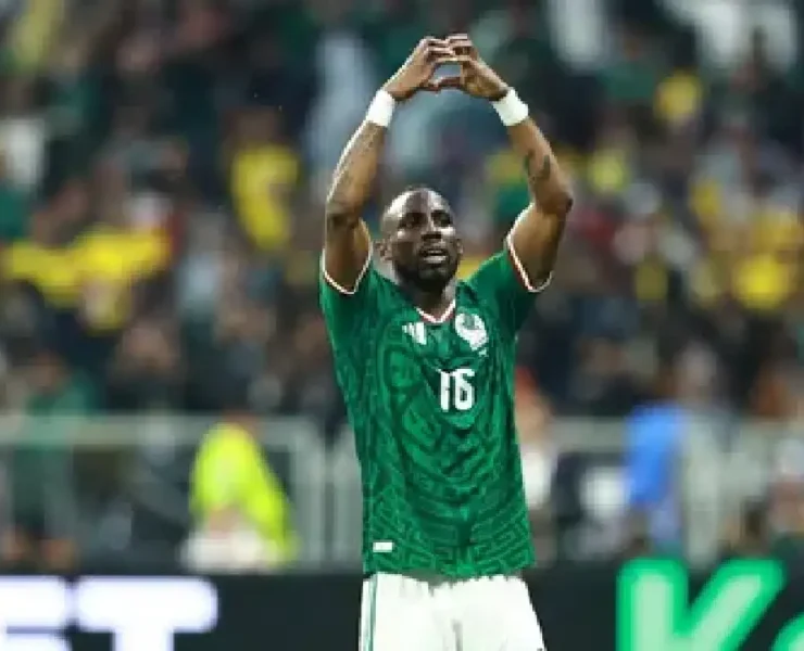 Julián Quiñones al acecho de goleadores históricos de la Selección Mexicana