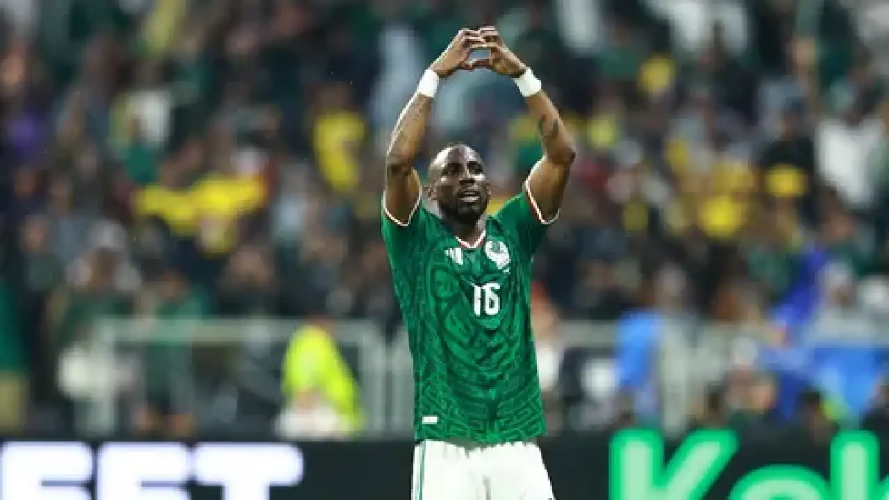 Julián Quiñones al acecho de goleadores históricos de la Selección Mexicana