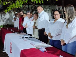 Carlos Manuel Estrella Puch y la nueva dirigencia del PRI en Kanasín durante la renovación del Comité Directivo Municipal que marca una nueva etapa de reorganización del partido.