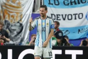 Lionel Messi lidera la tabla de goleadores con ocho tantos y continúa siendo la gran figura de Argentina en la recta final de la justa internacional de selecciones.
