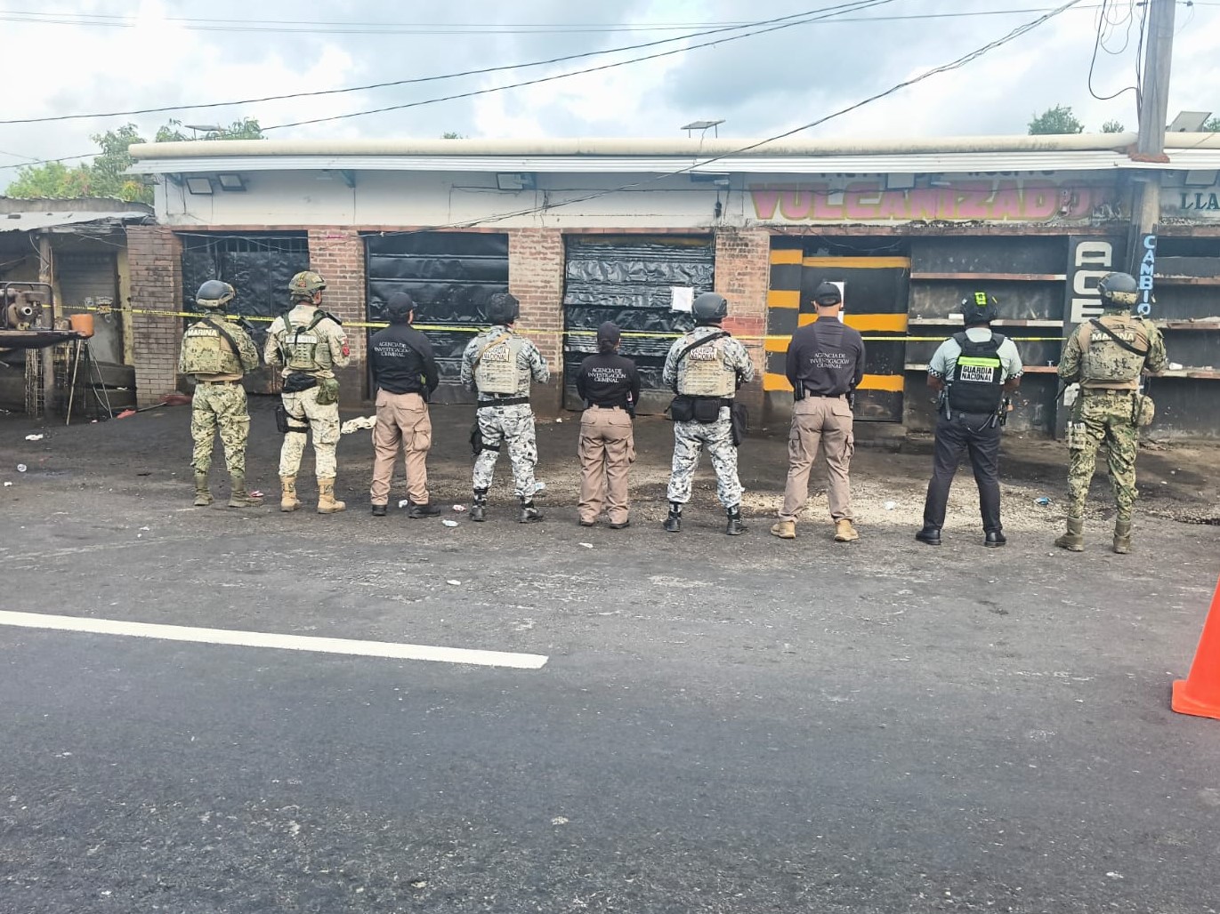 Marina brinda apoyo en operativo de la FGR en Tabasco; decomisan combustible y vehículos