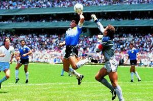 Diego Armando Maradona convirtió el Argentina vs. Inglaterra de 1986 en uno de los partidos más emblemáticos de la historia del futbol, con "La Mano de Dios" y el llamado "Gol del Siglo".