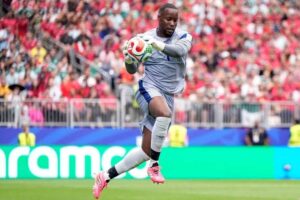Lionnel Mpasi fue una de las figuras de RD Congo con varias atajadas que mantuvieron a su selección en la pelea durante gran parte del encuentro ante Inglaterra.
