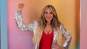 Mariana Ochoa llega a La Casa De Los Famosos México como una de las grandes sorpresas de la temporada. La cantante, actriz y conductora mexicana cuenta con una trayectoria de más de tres décadas en el entretenimiento, desde sus inicios con La Onda Vaselina hasta su consolidación como integrante de OV7.