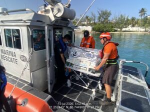 Personal naval brindó apoyo al Hospital Comunitario de Isla Mujeres con traslado marítimo de emergencia