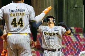 Con par de rallies de cuatro anotaciones, la "tropa bélica" aseguró el primero de la serie ante Leones.