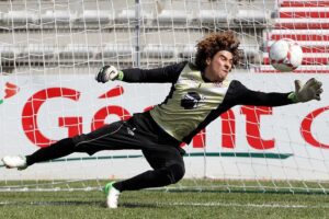 Memo Ochoa anunció su retiro del fútbol profesional tras una histórica carrera que lo convirtió en uno de los porteros más importantes de México.