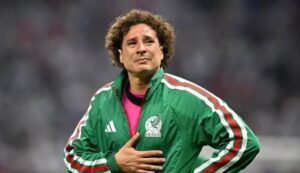 Las memorables atajadas de Memo Ochoa en Brasil 2014 y Rusia 2018 lo consolidaron como una leyenda del fútbol mexicano y referente internacional.