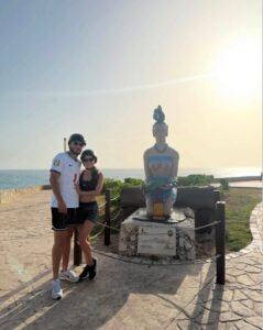 Raúl Jiménez disfrutó de sus vacaciones en Isla Mujeres, donde recorrió sus paisajes naturales y aprovechó la tranquilidad del Caribe Mexicano después de su participación internacional.