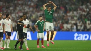 Raúl Jiménez convirtió un penal ante Inglaterra para acercar a México en el marcador, pero el esfuerzo no fue suficiente para evitar la eliminación en los octavos de final.