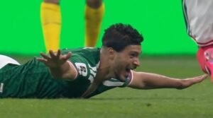 El gran momento de Raúl Jiménez mantiene vivo el sueño de la afición: seguir haciendo historia y acercarse al título de máximo goleador histórico de la Selección Mexicana.