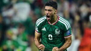 Raúl Jiménez sigue agrandando su legado con la Selección Mexicana y ahora está a solo cinco goles de alcanzar el histórico récord de Javier "Chicharito" Hernández.