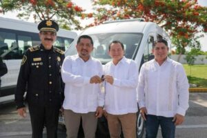 Como parte de ese esfuerzo, se entregaron 31 vehículos de proximidad a 30 ayuntamientos