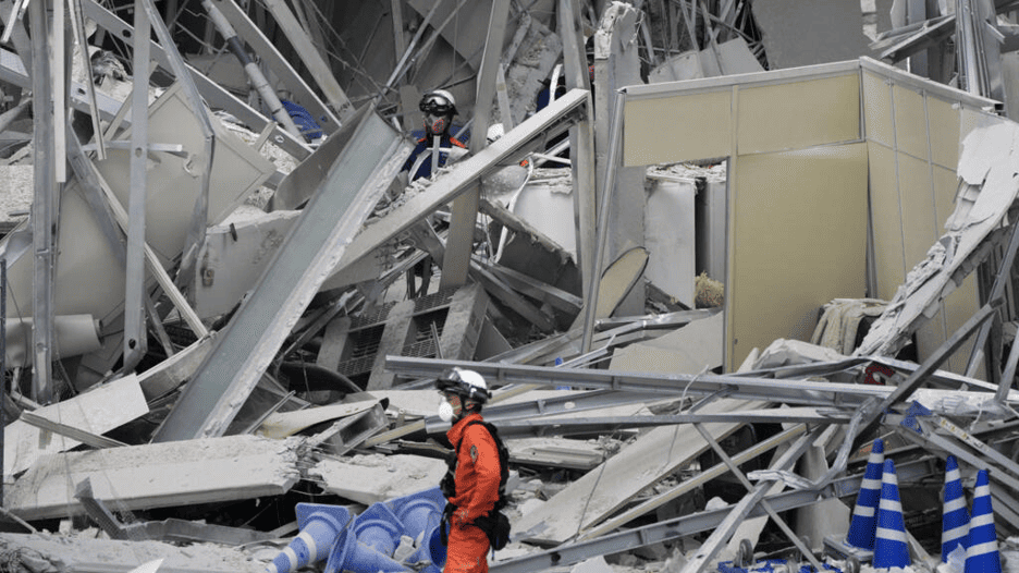 Rescatistas trabajan entre estructuras inestables