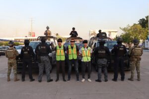 Elementos de la Guardia Estatal detuvieron a tres presuntos responsables por los delitos de homicidio durante un operativo en la colonia Infonavit Atasta, en el municipio de Centro, Tabasco.