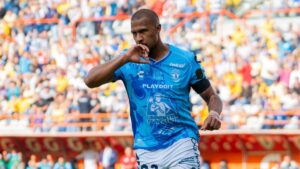 Salomón Rondón inició el Apertura 2026 con una actuación brillante, marcando doblete en la goleada de Pachuca sobre Pumas y demostrando su poder ofensivo con los Tuzos.