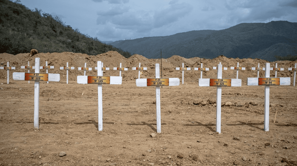 Sepultan cuerpos sin identificar