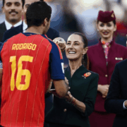 Sheinbaum entrega el Balón de Oro a Rodri