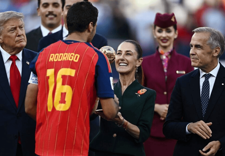 Sheinbaum entrega el Balón de Oro a Rodri