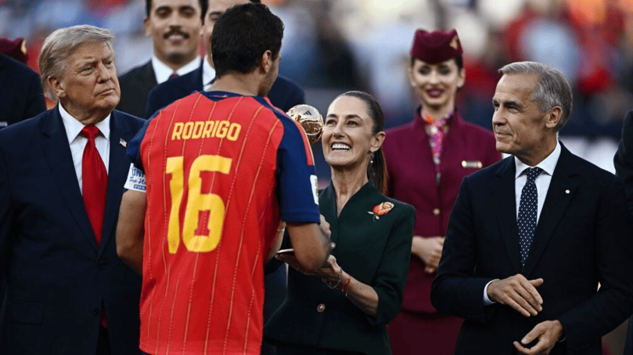 Sheinbaum entrega el Balón de Oro a Rodri