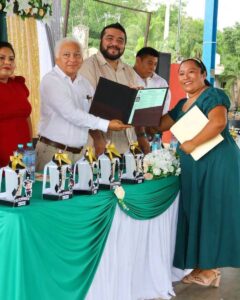 A sus 41 años, madre de familia y abuela de tres nietos, Reyna Beatriz Chale Pech cumplió un sueño postergado, concluir el bachillerato