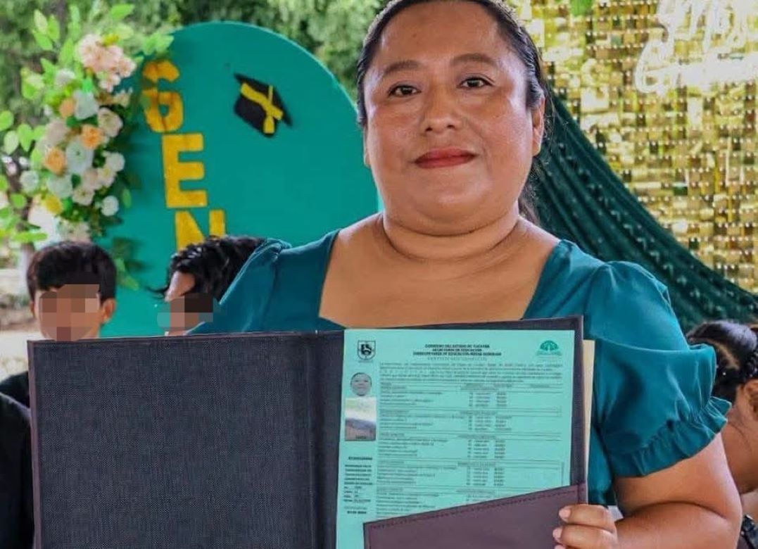 Nunca es tarde: Mujer concluye el bachillerato a los 41 años