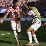 Tercer anfitrión clasificó a octavos tras un partido sólido