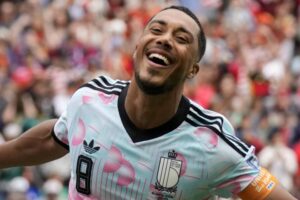 Youri Tielemans fue el héroe de Bélgica al marcar el empate en el tiempo regular y convertir el penal del triunfo en el minuto 120+5 para sellar la clasificación a los octavos de final.