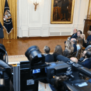 Trump exige retirar licencias a cadenas televisivas
