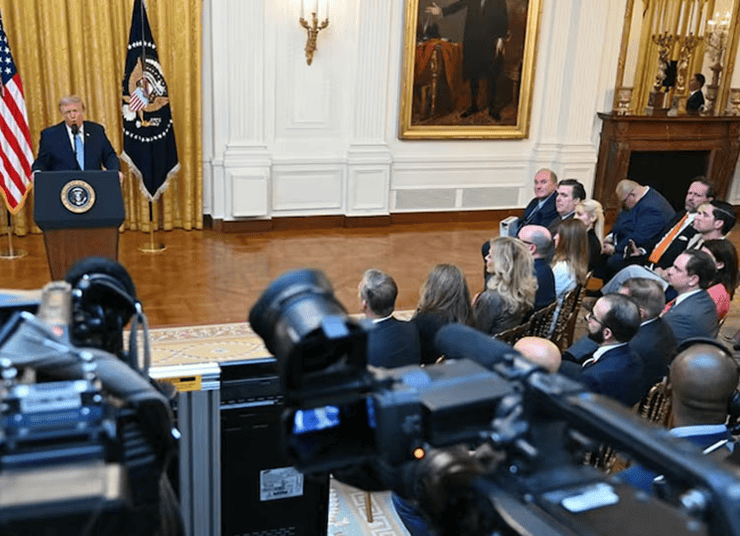 Trump exige retirar licencias a cadenas televisivas