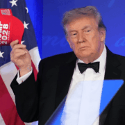 Trump reaparece con gorra Trump 2028