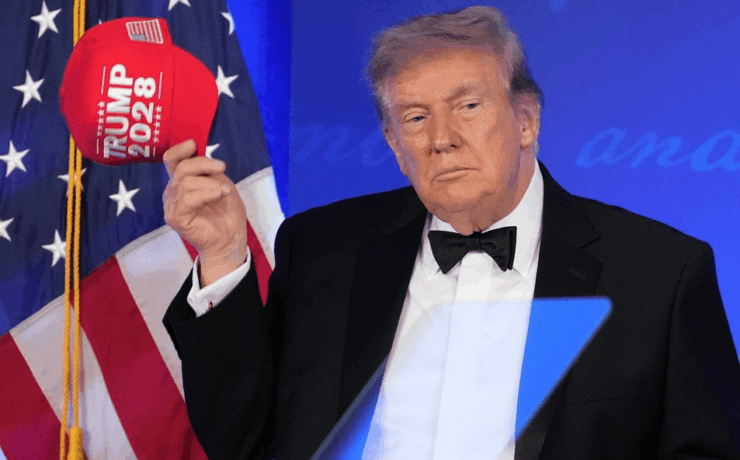Trump reaparece con gorra Trump 2028