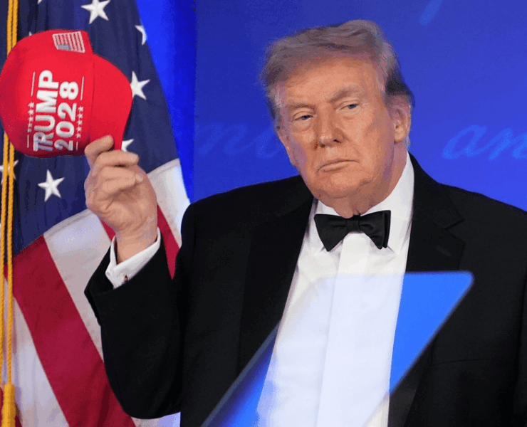 Trump reaparece con gorra Trump 2028