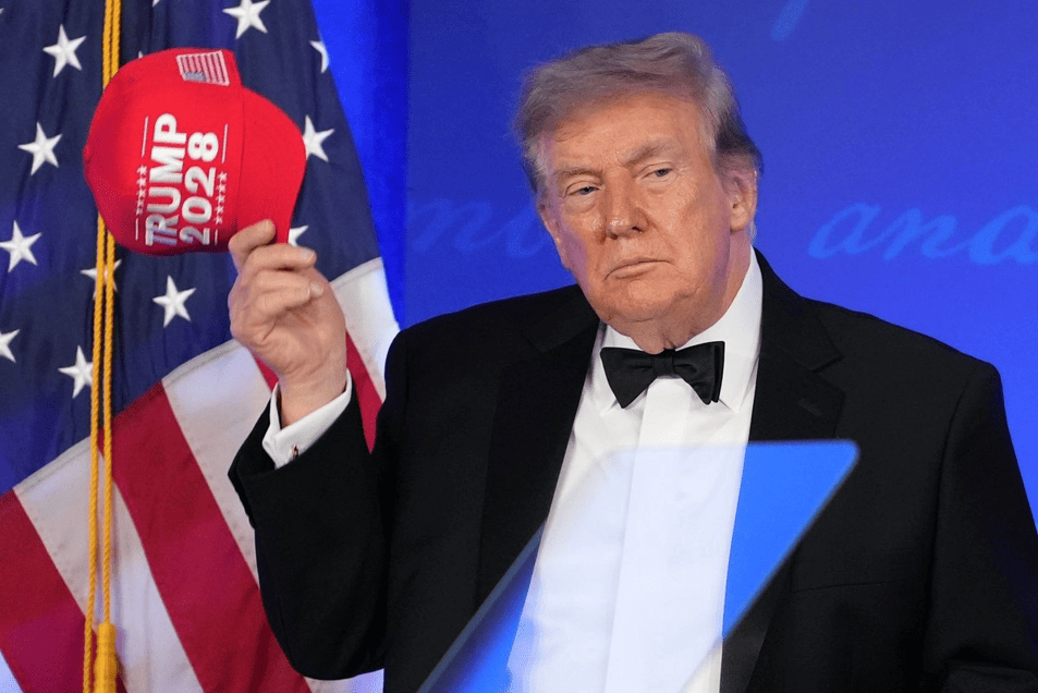 Trump reaparece con gorra Trump 2028