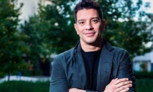 Yahir llega a La Casa De Los Famosos México como uno de los nuevos habitantes de la cuarta temporada. El cantante y actor, surgido de la primera generación de “La Academia”, suma más de dos décadas de trayectoria en la música, la televisión y el teatro, convirtiéndose en una de las figuras más reconocidas del espectáculo mexicano.