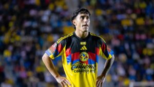 Alejandro Zendejas se perderá el debut del América en el Apertura 2026 tras ser intervenido quirúrgicamente de la rodilla; su regreso dependerá de la evolución de su recuperación.
