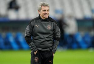 Juan Manuel Lillo cuenta con una amplia trayectoria internacional y una filosofía futbolística que ha influido en grandes entrenadores, experiencia que ahora aportará como Auxiliar técnico de Rafa Márquez.