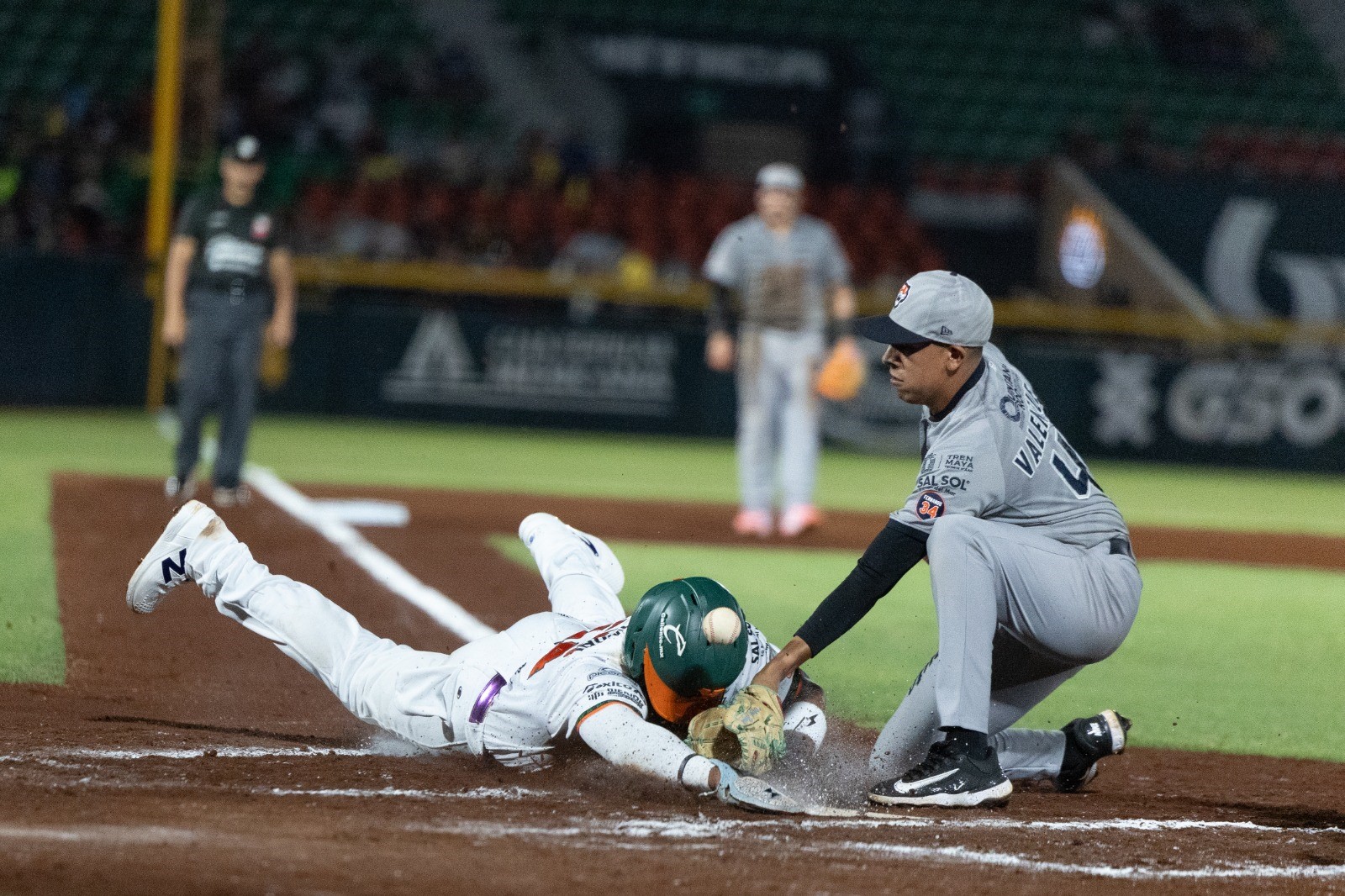 Leones remontan y toman ventaja en emocionante primer juego ante Tigres