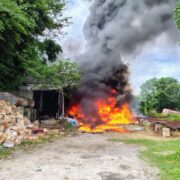 ¡Impactante! Se incendia bodega donde almacenaban aceites en Dzoyolá