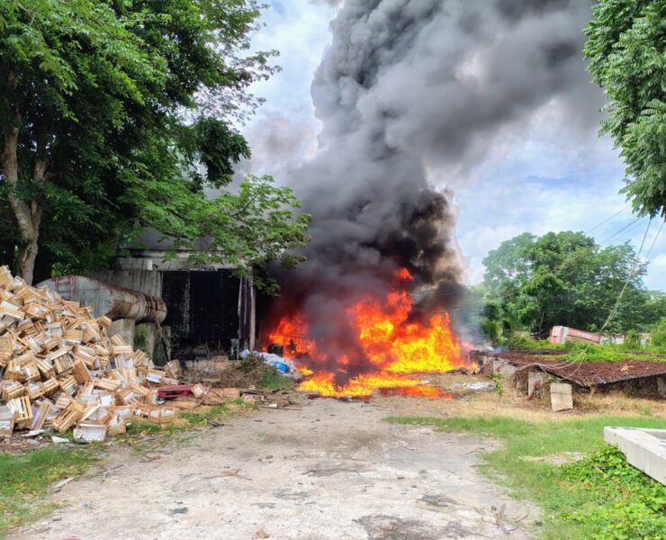 ¡Impactante! Se incendia bodega donde almacenaban aceites en Dzoyolá