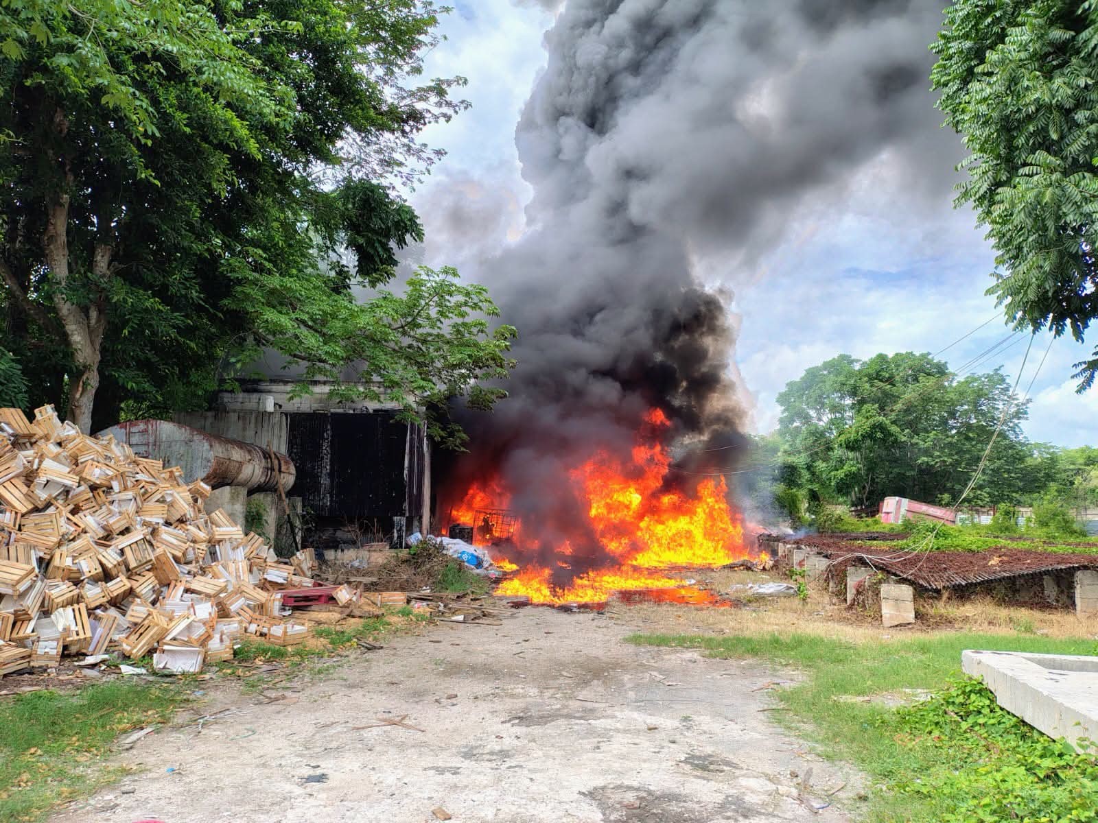 ¡Impactante! Se incendia bodega donde almacenaban aceites en Dzoyolá