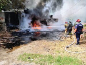 Bomberos de la SSP acudieron al sitio y realizaron las maniobras para contener el fuego