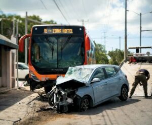 El percance ocurrió cuando el conductor de un Chevrolet Aveo presuntamente no respetó la luz roja del semáforo