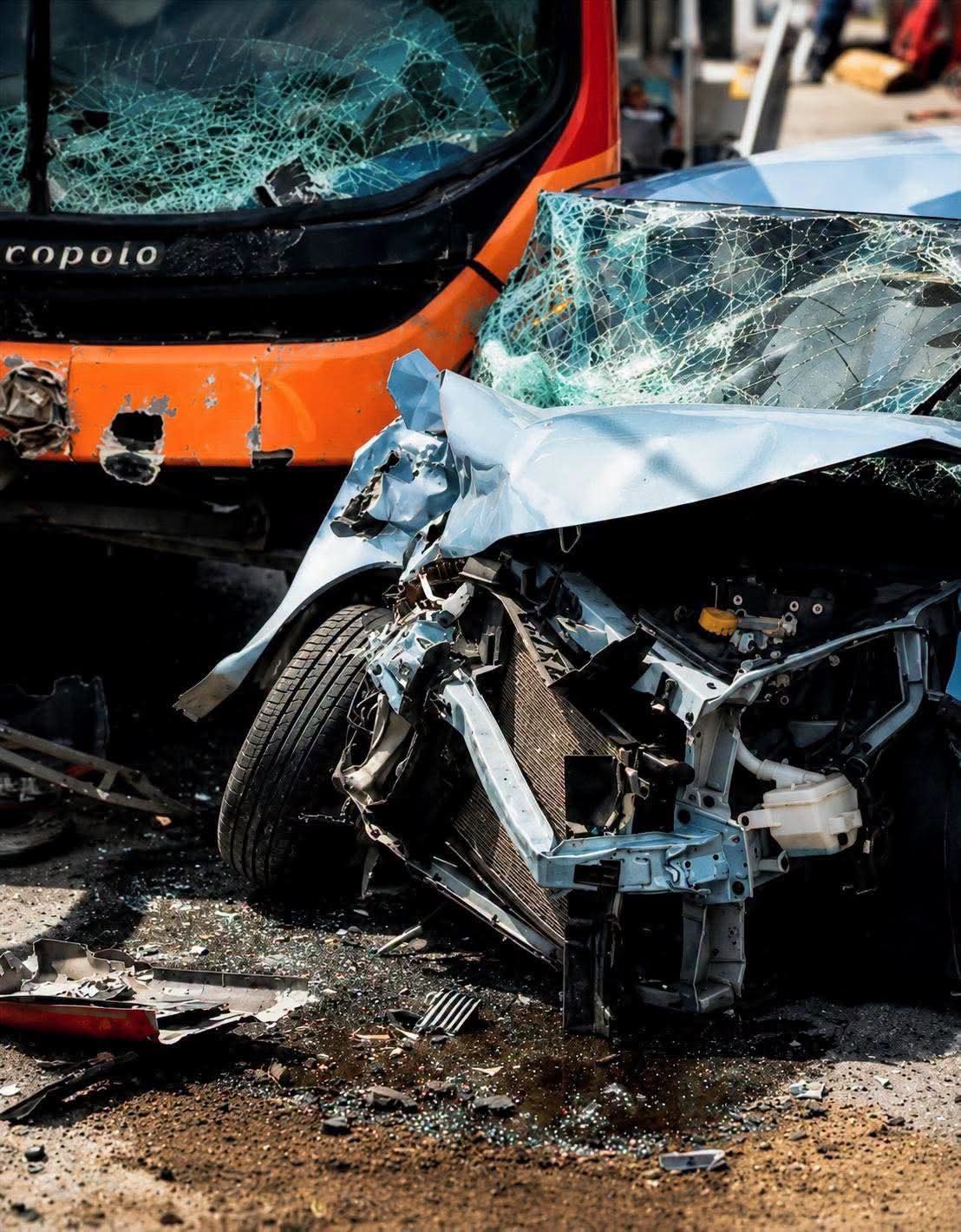 ¡Momentos de tensión! Cinco lesionados tras fuerte choque entre autobús y automóvil en Cancún