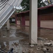 ¡Sorpresivo colapso! Torre de telecomunicaciones destruye domo escolar en Sacalaca