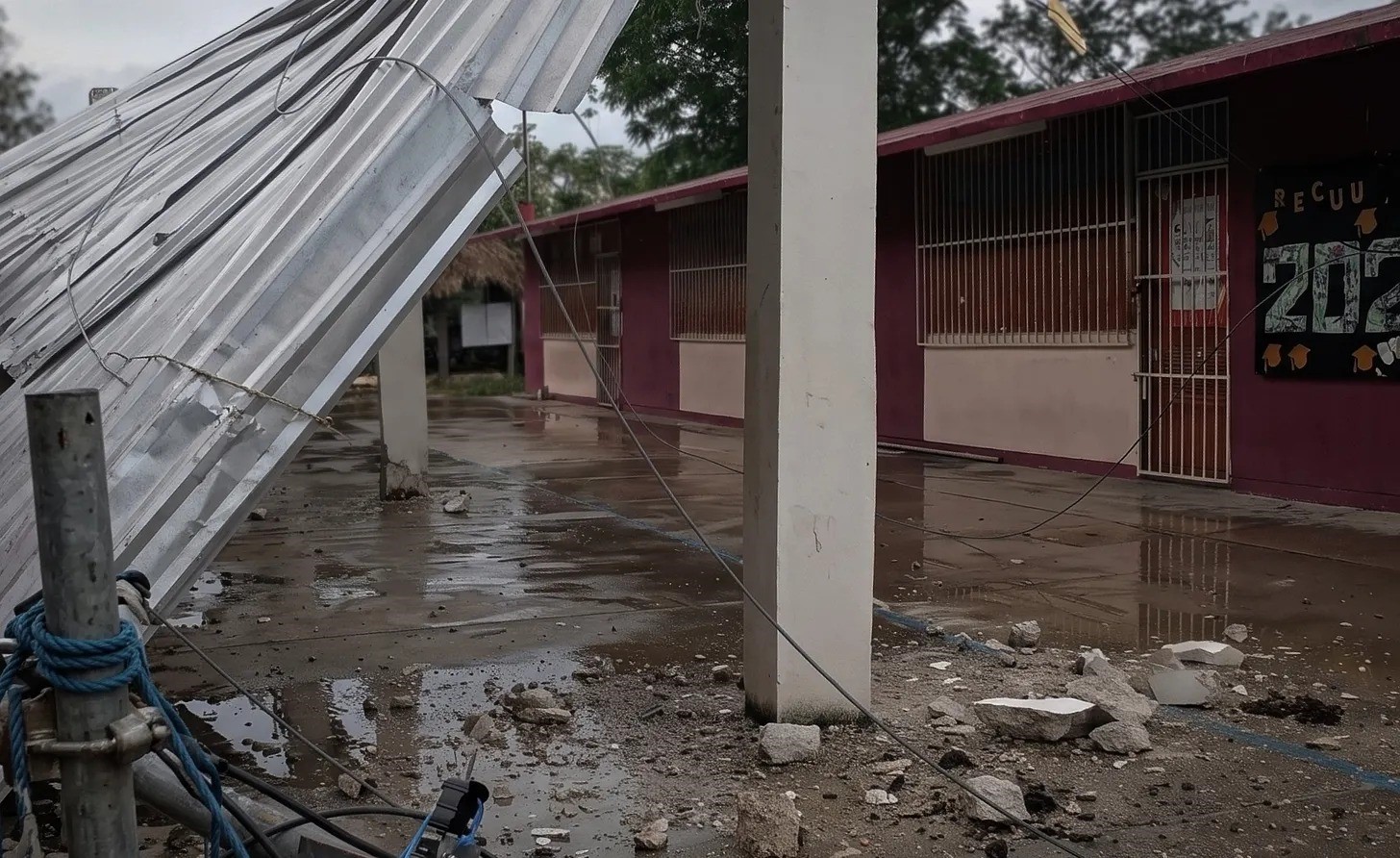¡Sorpresivo colapso! Torre de telecomunicaciones destruye domo escolar en Sacalaca