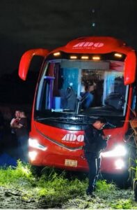 La unidad fue interceptada durante la madrugada en la autopista Cosoleacaque-Nuevo Teapa, donde pasajeros vivieron momentos de angustia tras ser despojados de sus pertenencias.