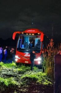 El asalto a un autobús de ADO ocurrió durante la madrugada, luego de que sujetos colocaran obstáculos para obligar al conductor a reducir la velocidad.