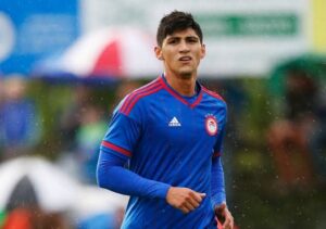 Alan Pulido defendió la camiseta del Olympiacos y dejó su huella como uno de los futbolistas mexicanos que jugaron en Grecia.