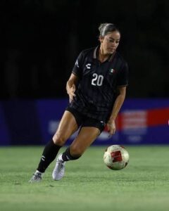 Alison Veloz se convirtió en heroína al marcar el penalti decisivo que le dio a México la medalla de oro en una dramática final ante Colombia.